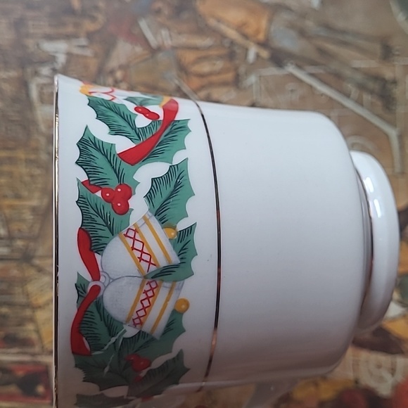 ROYAL MAJESTIC FINE CHINA 'CHRISTMAS EVE' TEA CUPS SET OF 4 - Picture 2 of 7